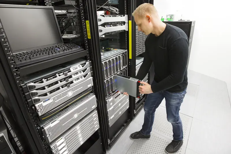 Dataskab-med-mand-800px Data og netværk | EL-Dam